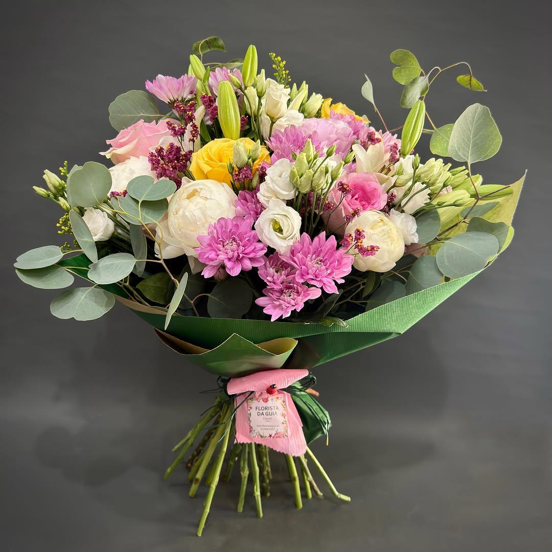 Um arranjo floral da Florista da Guia